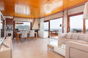 A seating area at Lets Holidays Apartment Costa Brava