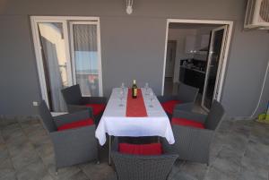 uma sala de jantar com uma mesa branca e cadeiras em Villa Natalie em Omiš