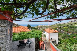 una vista dal balcone di una casa di Casa da Aldeia by An Island Apart a Câmara de Lobos