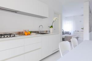 מטבח או מטבחון ב-White Stylish Apartments 2