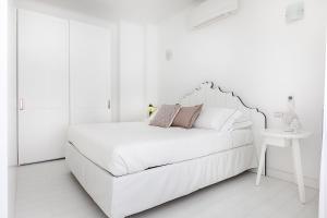 מיטה או מיטות בחדר ב-White Stylish Apartments 2