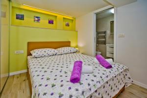 Postel nebo postele na pokoji v ubytování Apartment Petric, old town Hvar