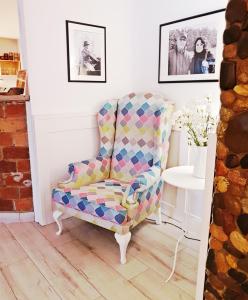 krzesło ze wzorem geometrycznym w salonie w obiekcie Folwark Leszczynówka w Srebrnej Górze