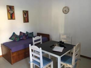 Habitación con cama, mesa y sillas. en Arenas Termales en Salto