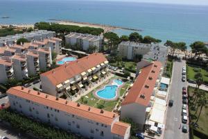 una vista aérea de un complejo cerca del océano en Apartamento Cambrils Duplex, en Cambrils