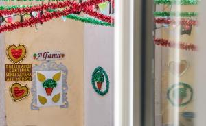 リスボンにあるDesign Apartment in Typical Alfamaのクリスマス装飾の窓