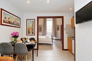 una cucina e un soggiorno con tavolo e sedie di 4BNB - Cavour Square Apartment a Roma