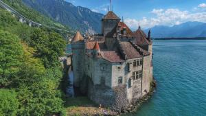 un castello in mezzo a un corpo d'acqua di Hotel Splendid a Montreux