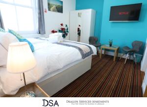 1 dormitorio con cama y pared azul en Birmingham Central Apartment (Studio 4) en Birmingham