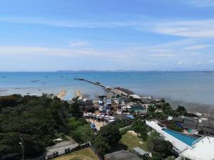 パタヤ・ノースにあるTsix5 Phenomenal Hotel Pattayaのビーチと海の空中写真