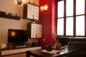 - un salon avec une télévision et une table dans l'établissement Homely Nest Valencia El Carme, à Valence