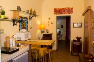 a kitchen with a counter and a table with a microwave at Katane337 in Catania