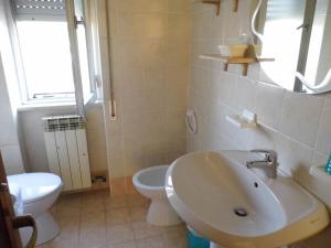 La salle de bains est pourvue d'un lavabo, de toilettes et d'une fenêtre. dans l'établissement A Casa di Nelly, à Tortoreto Lido
