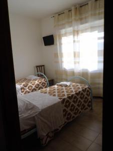 - 2 lits dans une chambre avec fenêtre dans l'établissement A Casa di Nelly, à Tortoreto Lido