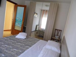 una camera con un letto e un grande specchio di A Casa di Nelly a Tortoreto