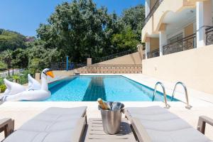 uma piscina com dois cisnes ao lado de uma casa em Résidence d'Azur Riou em Cannes