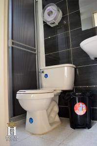 een wit toilet in een badkamer met een douche bij Hotel Dancar in Pamplona
