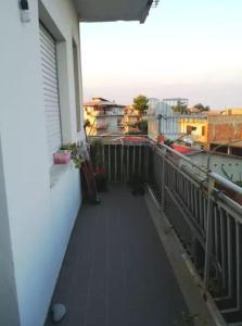 einen Balkon eines Gebäudes mit Stadtblick in der Unterkunft Appartamento Foglie in Bovalino Marina