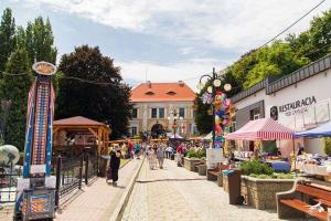 a group of people walking down a street in a market at Der kleine Bauernhof keine Arbeiter zadnych pracownikow in Lubiatow