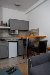 eine Küche mit einem Tisch und einigen Stühlen in einem Zimmer in der Unterkunft Koi Town Heart in Budva
