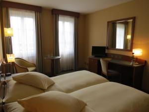 Postel nebo postele na pokoji v ubytování Hôtel du Port
