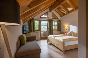 una camera con un letto e una sedia di La Pasta Hotel Restaurant a Stumm