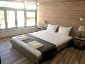 een slaapkamer met een bed met twee handdoeken erop bij Casa Lilia in Monchique