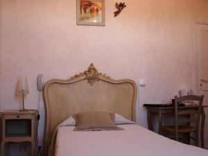 Postel nebo postele na pokoji v ubytování Hôtel Le Siècle