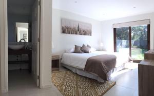 1 dormitorio con 1 cama y baño con lavamanos en Casa de Alto Estandar en Las Condes, en Santiago