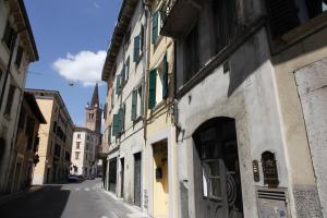 un vicolo in una città con un edificio di Juliet's nest in Verona a Verona