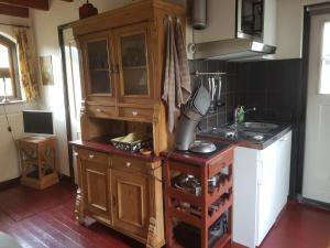 cocina con fregadero y barra con licuadora en B&B Het Bakhuis en Loenen