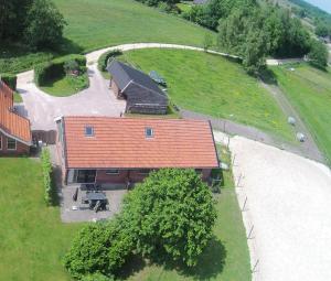 una vista aérea de una casa con techo rojo en Vakantiehuis "Aan de Zandweg" en Roderesch