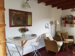 a living room with a table and chairs at B&B Het Bakhuis in Loenen