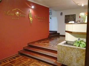 un vestíbulo con escaleras y una pared roja en Los Q'eros, en Lima