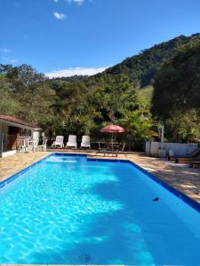 בריכת השחייה שנמצאת ב-Recanto das Pedras או באזור