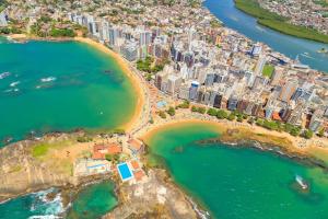 una vista aerea su una città e una spiaggia di Kitnet em Guarapari a Guarapari