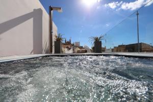 una piscina de agua frente a una casa en BO Hotel Palma en Palma de Mallorca