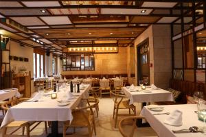 une salle à manger avec des tables et des chaises blanches dans l'établissement BO Hotel Palma, à Palma de Majorque