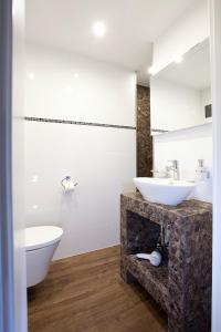 ein Badezimmer mit zwei Waschbecken und einem WC in der Unterkunft Ellena`s FEWO am Uke in Hamburg