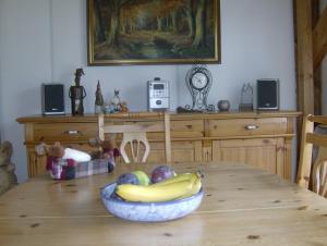 WibrinにあるLa Maison en Boisのテーブル(バナナとフルーツの盛り合わせ付)