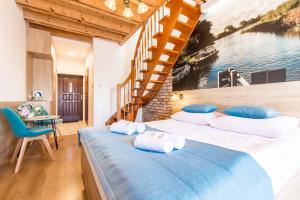 sypialnia z 2 łóżkami i ręcznikami w obiekcie Słoneczny Dwór w mieście Krynica Morska