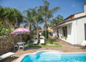 奇尼斯的住宿－Villa Manzella piscina privata，一个带游泳池和庭院的别墅