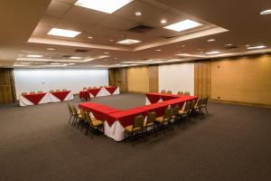 una sala de conferencias con una mesa larga y sillas en Hotel Boulevard en Londrina