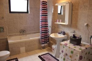 A bathroom at Apartment Jazz Még 33 kép