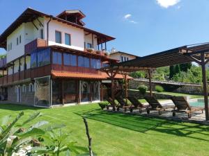 une maison avec un groupe de chaises dans la cour dans l'établissement Guest House Diabora, à Arbanasi