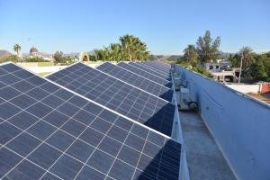 une rangée de panneaux solaires sur le toit dans l'établissement Casabuena B&B, à La Paz