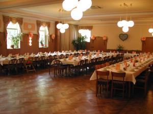 einen großen Bankettsaal mit Tischen und Stühlen in der Unterkunft Fränkischer Gasthof Lutz in Giebelstadt
