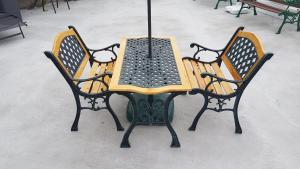 a table and two benches with an umbrella at Apartamentos Casa María in Agulo
