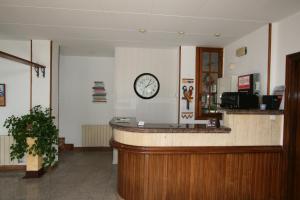 a waiting room with a clock on the wall at Hotel Candano in Isla