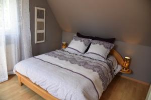 Un pat sau paturi într-o cameră la Le cerisier